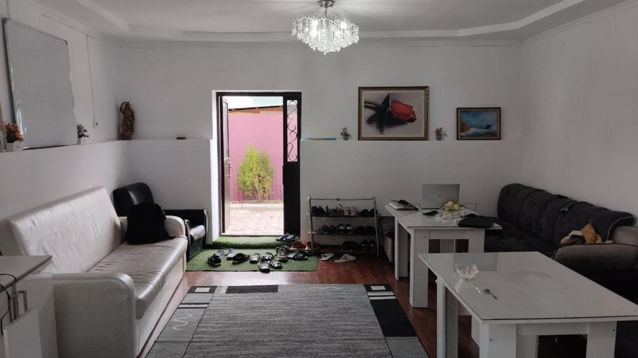 Nomadstan Capsule Hostel Каракол Екстериор снимка
