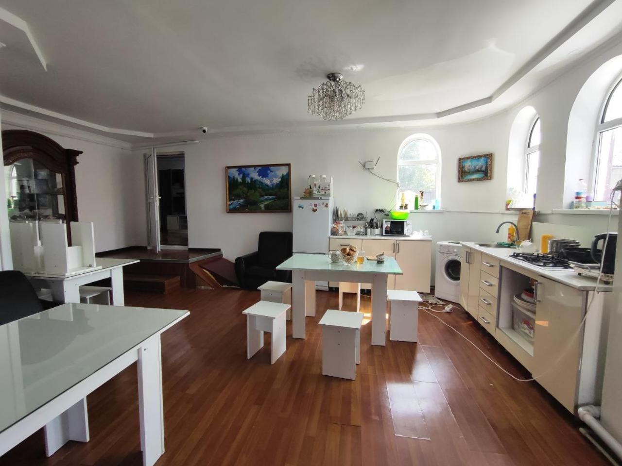 Nomadstan Capsule Hostel Каракол Екстериор снимка